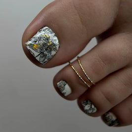 Nail wrap pédicure blanc et noir avec détails dorés WR-427
