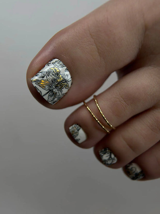 Nail wrap pédicure blanc et noir avec détails dorés WR-427