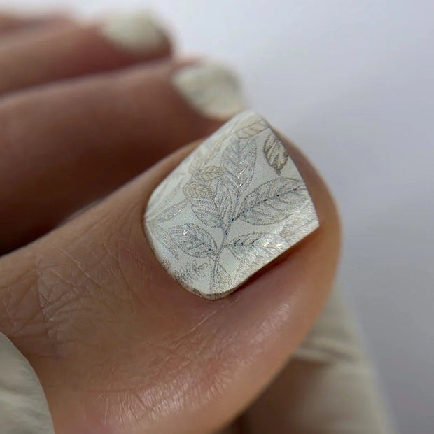 Nail wrap pédicure marron avec motif rameaux et détails argentés WR-457